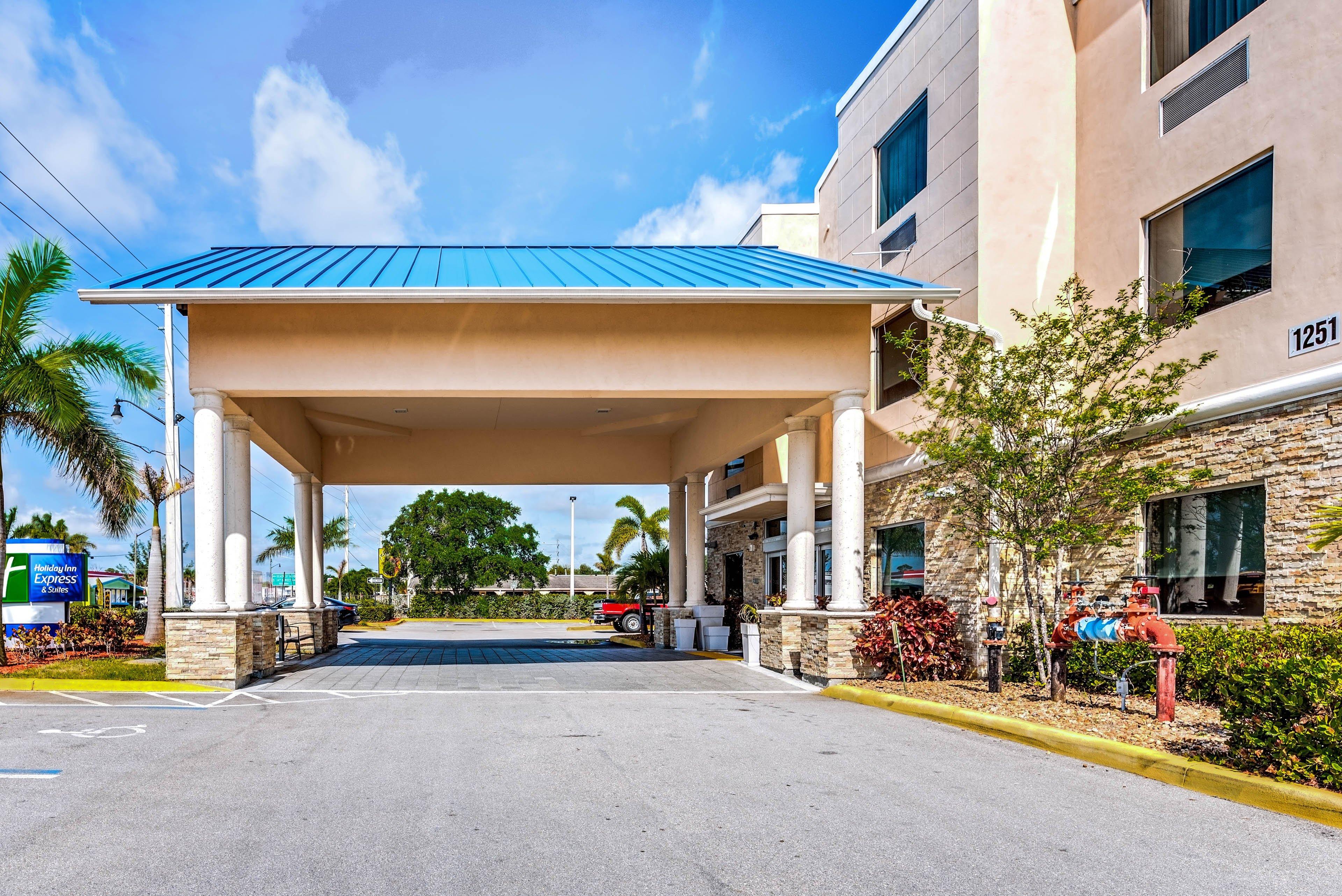 Holiday Inn Express & Suites Lantana By Ihg Exterior photo