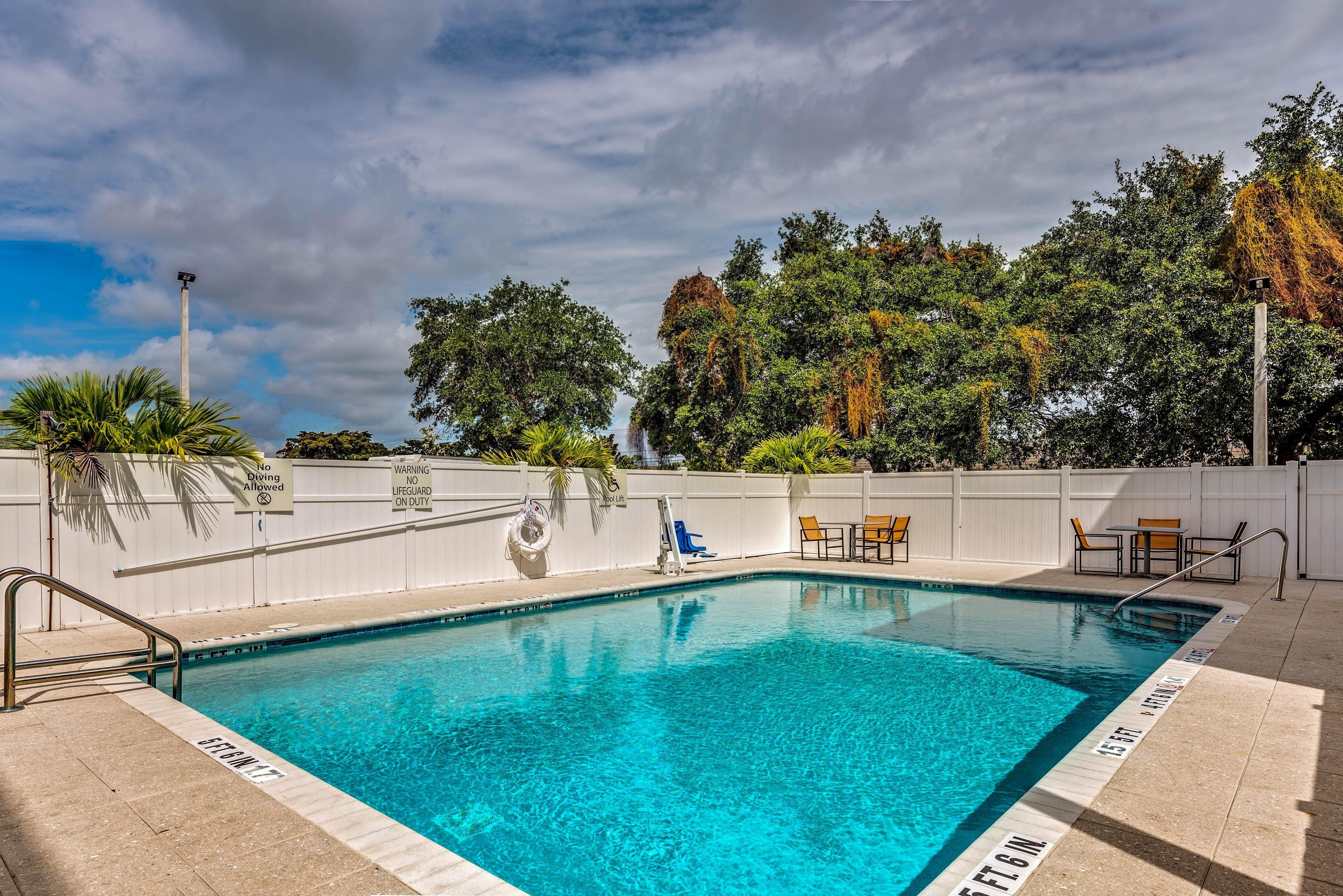 Holiday Inn Express & Suites Lantana By Ihg Exterior photo