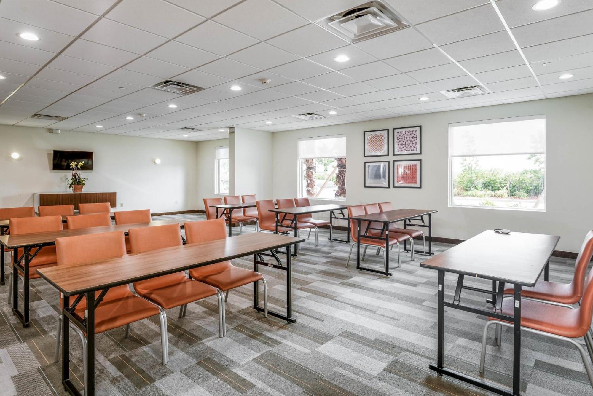 Holiday Inn Express & Suites Lantana By Ihg Exterior photo